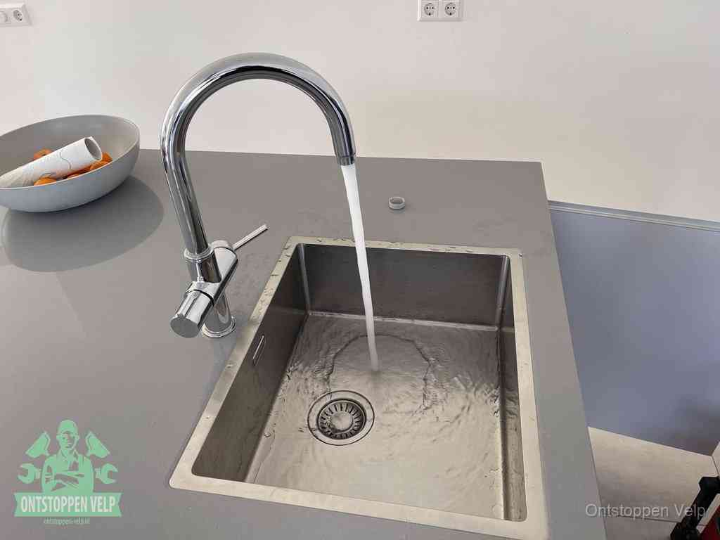 Een vrij doorstromende rvs spoelbak waar het water moeiteloos wegloopt, het resultaat van slim onderhoud dat geld bespaart in Velp