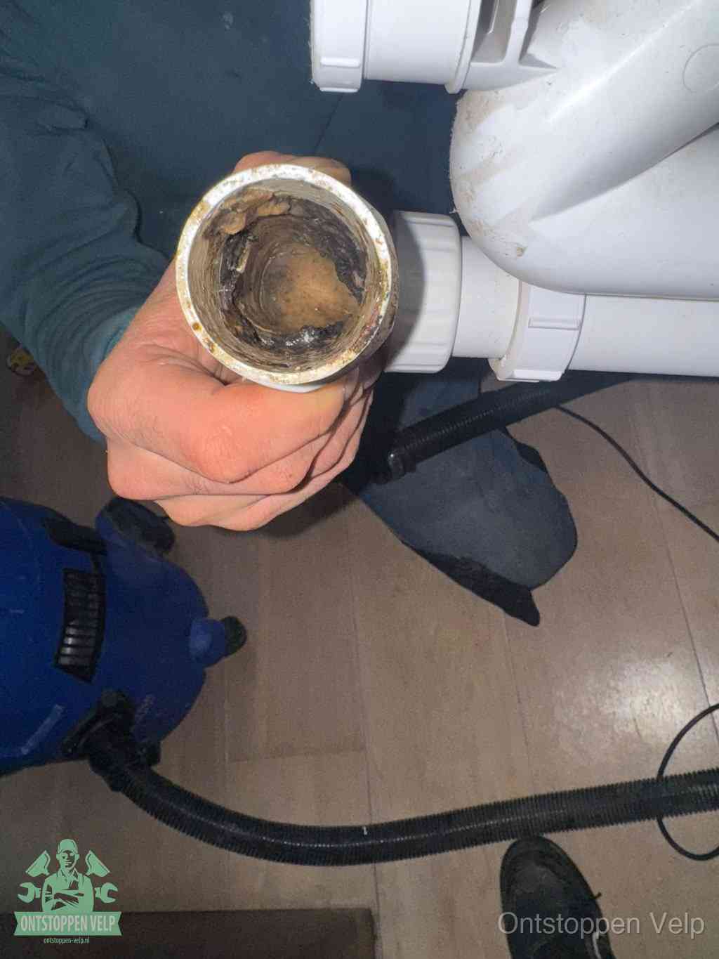 Een losgekoppeld afvoerbuisstuk dat van binnen volledig is dichtgeslibd, het gevolg van een verstopping te lang laten zitten in Velp