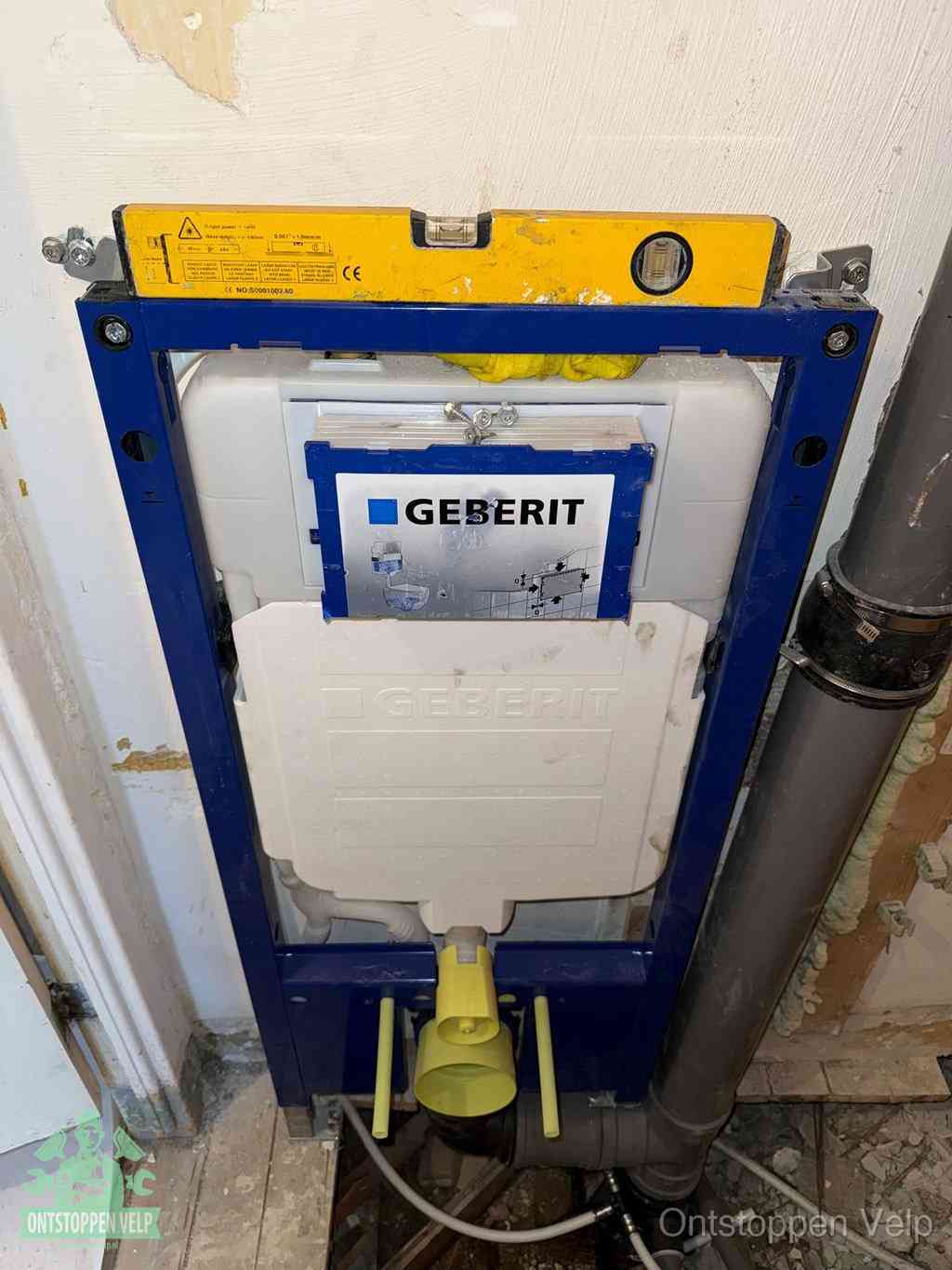 Een Geberit inbouwreservoir met frame voor een hangtoilet tegen de wand, met de afvoerbocht naar de vloer, kenmerkend voor een verstopt hangtoilet in Velp