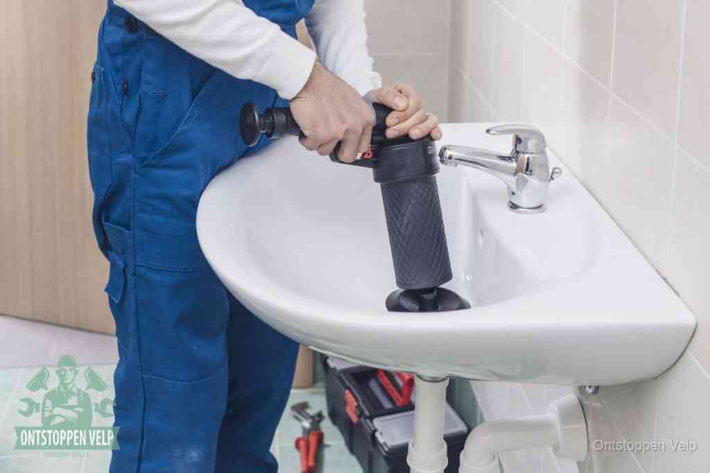 Een te ruwe doe-het-zelf poging met een hand-pomp op de afvoer van een badkamer-wastafel, een van de veelgemaakte fouten bij afvoer ontstoppen in Velp