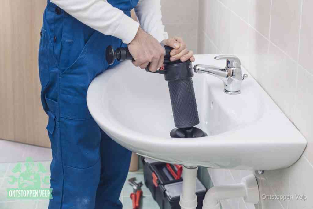 Een te ruwe doe-het-zelf poging met een handmatige perslucht-ontstopper op een sanitair-afvoer, een van de veelgemaakte fouten bij wc ontstoppen in Velp