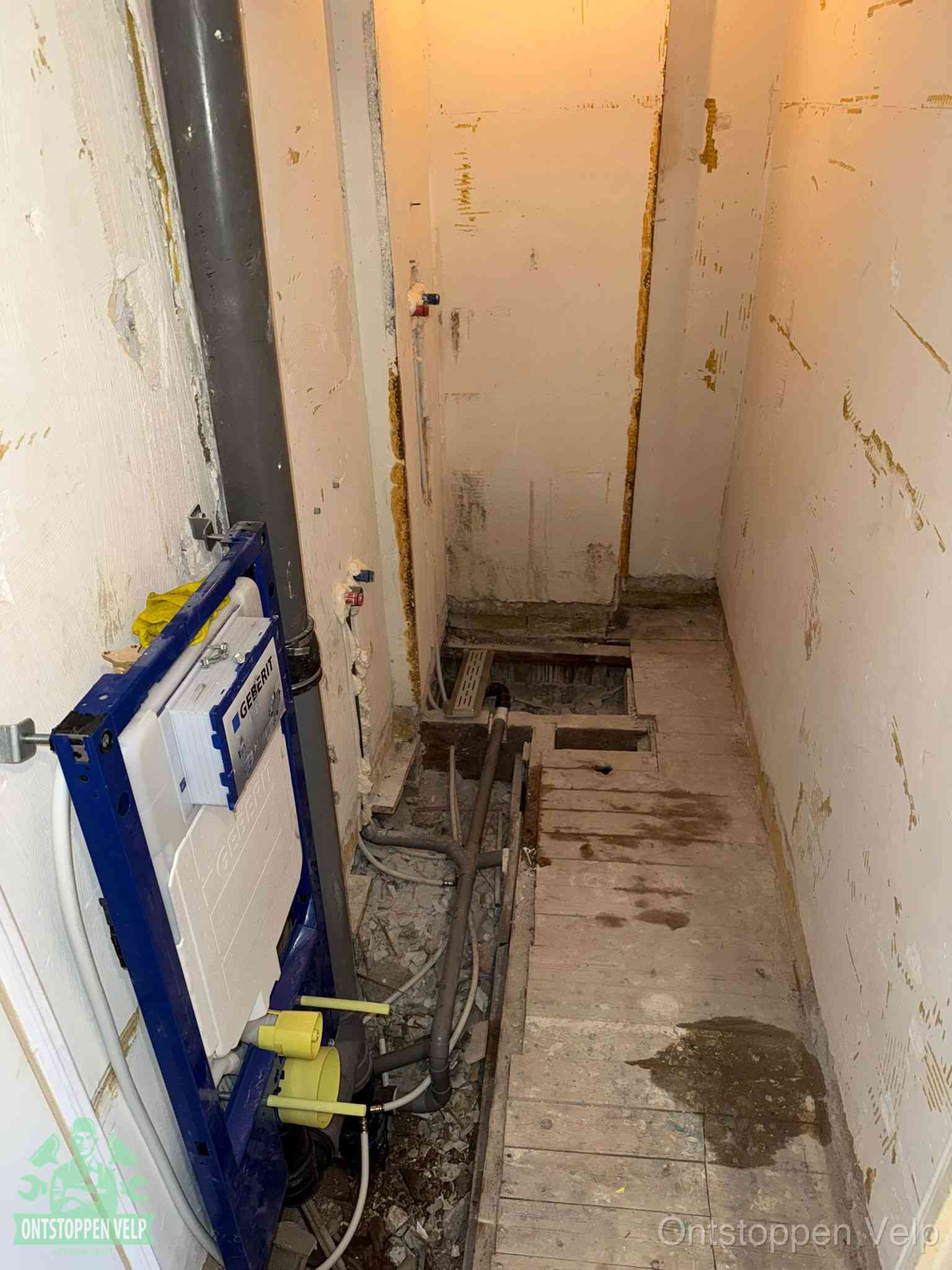 Een opgebroken toiletruimte tijdens renovatie met een Geberit inbouwreservoir en blootliggende oude afvoerleidingen, typisch voor oudere woningen in Velp